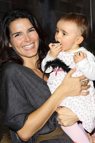  Angie Harmon Unveils Her New 牛奶 Mustache Ad
