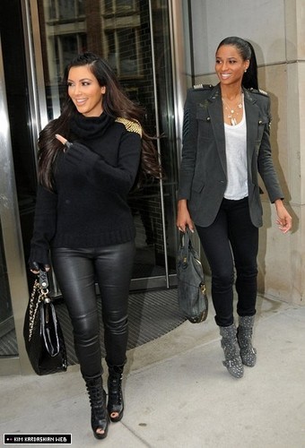  Kim and सियारा are spotted together in Tribeca for a lunch तारीख, दिनांक 10/25/10