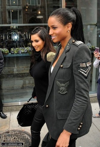  Kim and Сиара are spotted together in Tribeca for a lunch дата 10/25/10