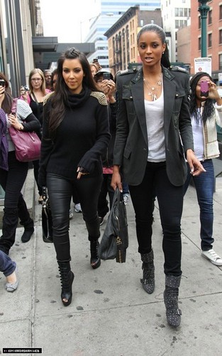  Kim and 西亚拉 are spotted together in Tribeca for a lunch 日期 10/25/10
