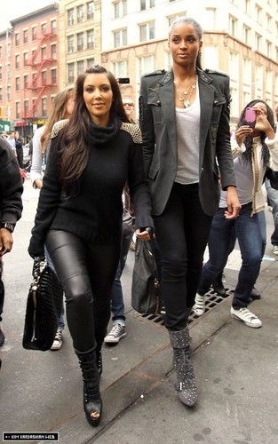  Kim and シアラ are spotted together in Tribeca for a lunch 日付 10/25/10