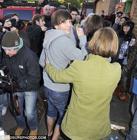  One Direction getting mobbed! :O