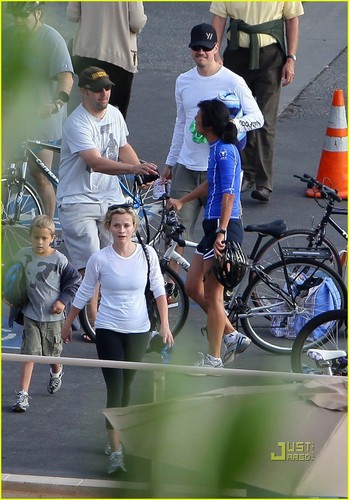 Reese Witherspoon & Ava: Mother-Daughter Triathlon!