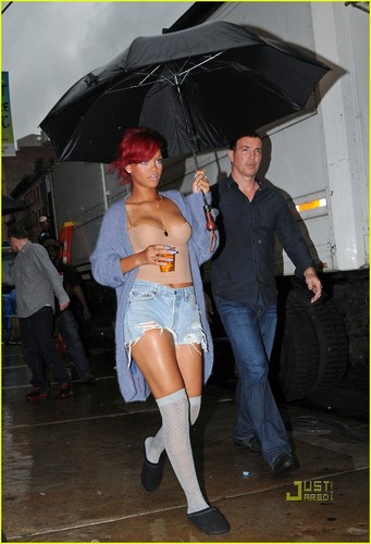  Rihanna: Shooting Scenes for 'What's My Name' Video!