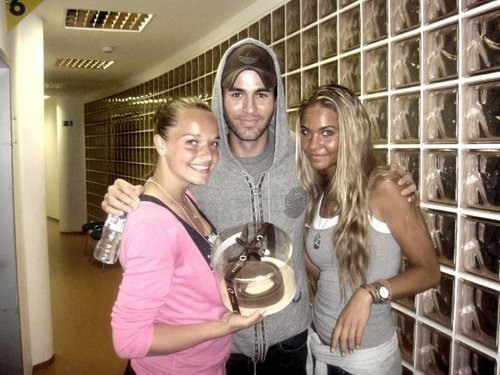 Romi and her sister Nadine with latino singer Enrique Iglesias