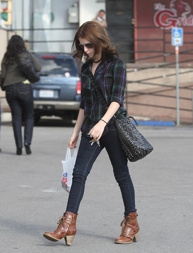 Anna Kendrick in West Hollywood, 30/10/10
