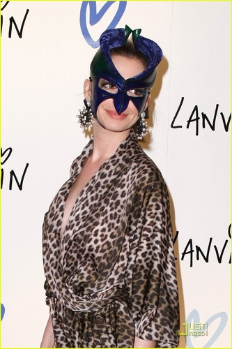 Anne Hathaway Gets Catty for Halloween Bash