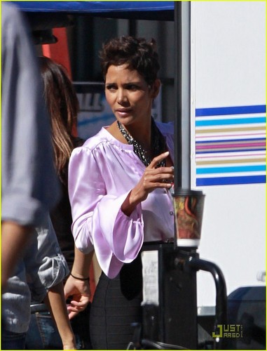  Halle Berry: Pretty in 粉, 粉色