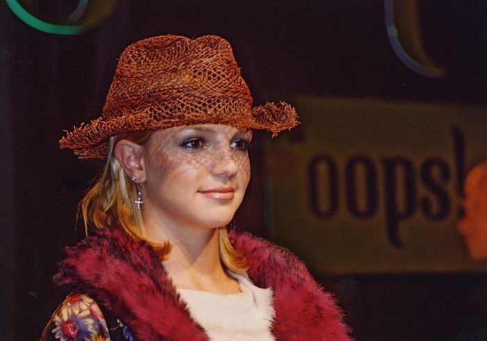 'OopsI did it again',Press Conference,2000 - Britney 700x491