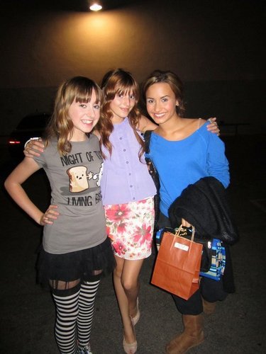  Bella,Demi Lovato,And Alyson Ashley Arm