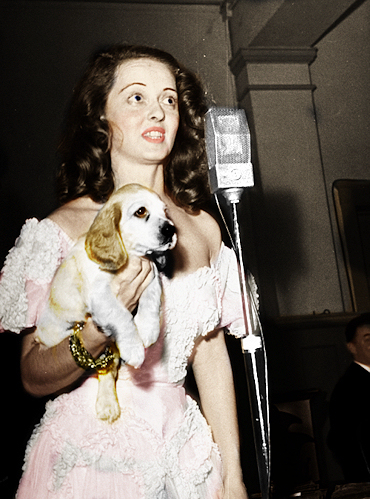 Bette Davis and a dog