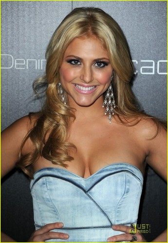 Cassie Scerbo: 'Bench Seat' Canto