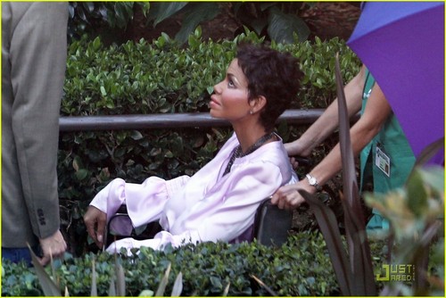  Halle Berry: Fake Face & Breasts for 'Truth или Dare'