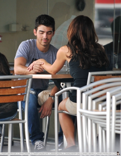 Joe et Ashley en se donnant la main dans un restaurant de Los Angles