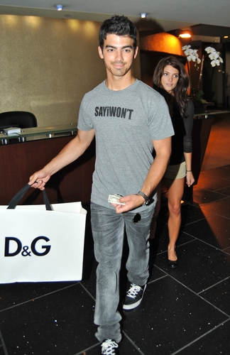 Joe et Ashley font du shopping le soir du 28 septembre 2010