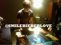 Justin Bieber playing games - justin-bieber photo