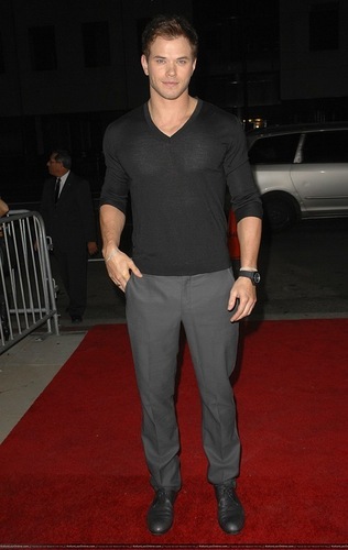 Kellan Lutz at the premiere of "127 hours" (3.11.10)