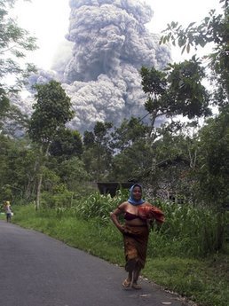  Mount Merapi volkano erupts