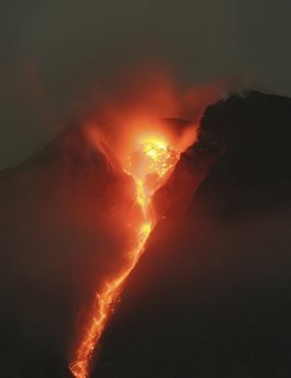  Mount Merapi vulcão erupts
