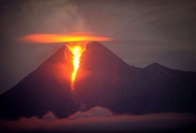  Mount Merapi bulkan erupts