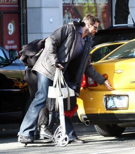  hugh jackman picks up his daughter eva from school november 3, 2010
