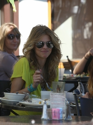  2010-11-09 AnnaLynne having lunch with her sister and دوستوں at Urth Cafe