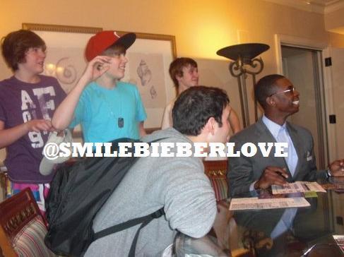 Exclusive pic: Justin Bieber with friends