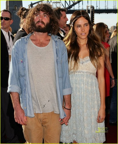 Isabel Lucas & Angus Stone: Holding Hands in Sydney!