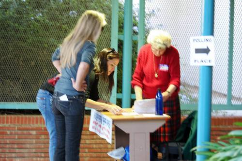  Jen hits the मतदानो in Brentwood 11/2/10