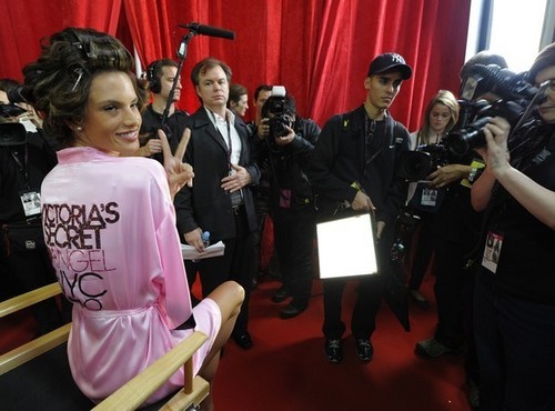  Victoria's Secret Fashion tampil 2010 - Backstage