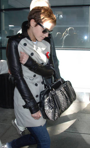 Emma arrived at KFC airport in NYC