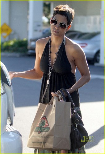  Halle Berry Makes It To Mirabelle