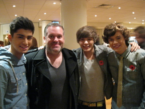  Inresistable Zayn, Smiley Chris, Funny Louis & Flirty Harry Behind the Scenes Rare Pic :) x