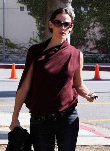 Jen Running Errands in Beverly Hills 11/9/10