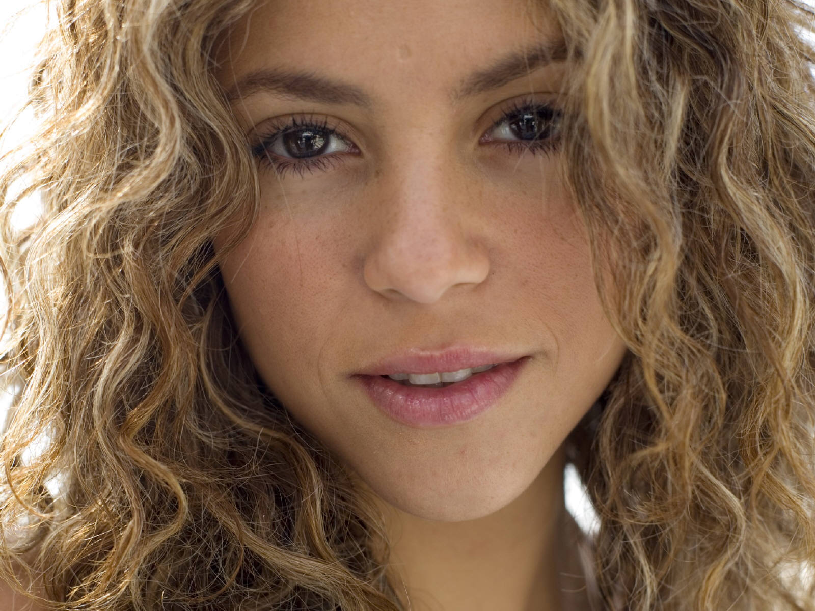 Shakira's Hair Evolution: From Brunette to Dirty Blonde - wide 4