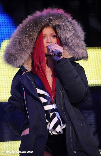 11-15 - Rihanna On MTV Seven - Rehearsal 
