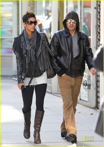  Halle Berry & Olivier Martinez: Leather Lovers