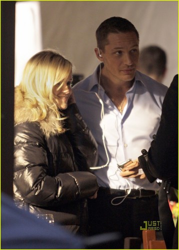  Reese Witherspoon & Tom Hardy: War and Kiss!