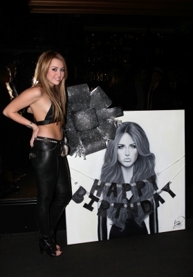 21.11.10 Anniversaire de Miley Cyrus, 18 ans