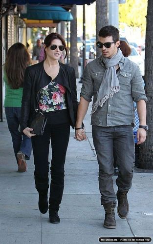  Ashley Greene and Joe Jonas in LA.