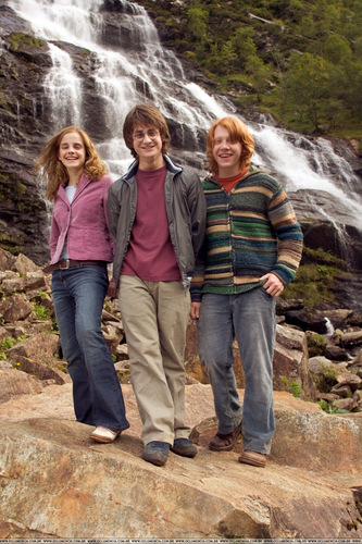  Emma Watson - Harry Potter and the Globet of आग promoshoot (2005)