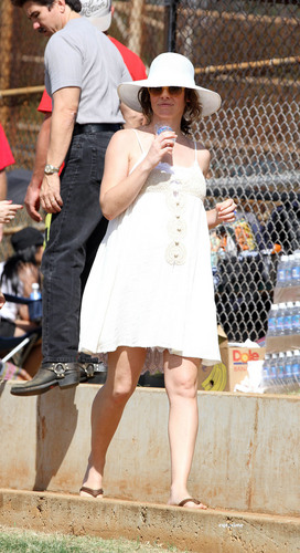 Evangeline Lilly at a Softball Game in Hawaii 22.11.2010
