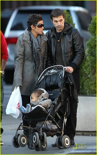 Halle Berry & Olivier Martinez: Smiley Stroll in NYC