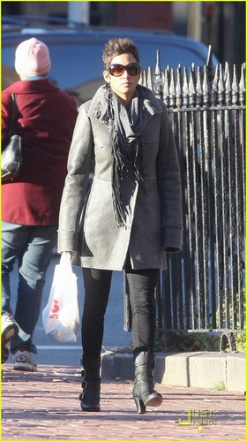  Halle Berry & Olivier Martinez: Smiley Stroll in NYC