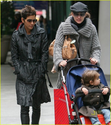  Halle Berry: Out with a Friend in Midtown Manhattan!