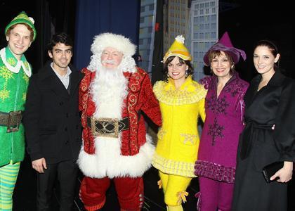  Joe Jonas and Ashley Greene: Broadway 爱人 (November 20).