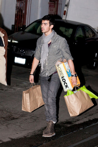 Joe Jonas and Ashley Greene Go Shopping (November 22)