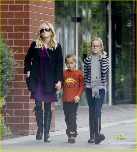  Reese Witherspoon & Family: Sunday Funday!