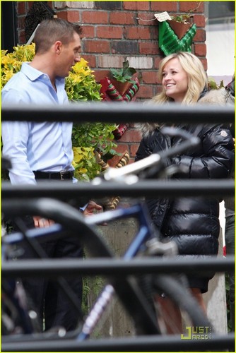 Reese Witherspoon & Tom Hardy Bundle Up for 'War'