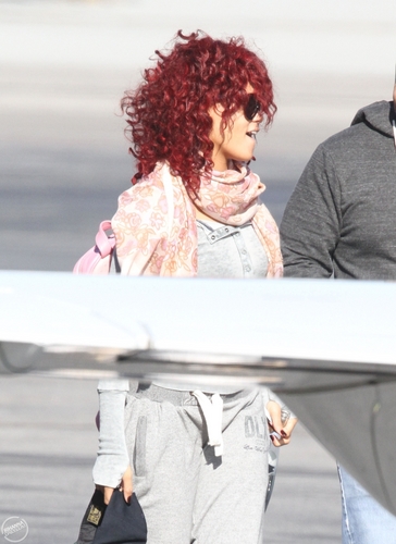 Rihanna jets off from Los Angels,November 22th,2010